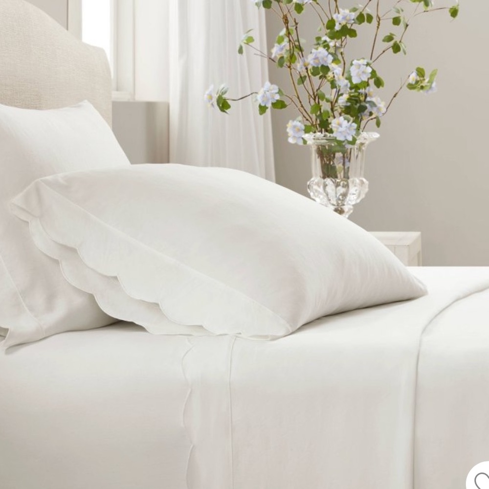 Armoire Collection Queen Scalloped
Sheets Sets White